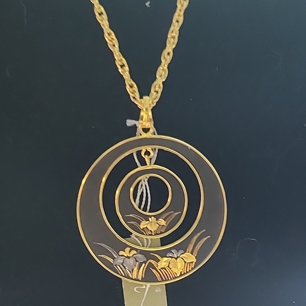 Elegant Gold Pendant Necklace